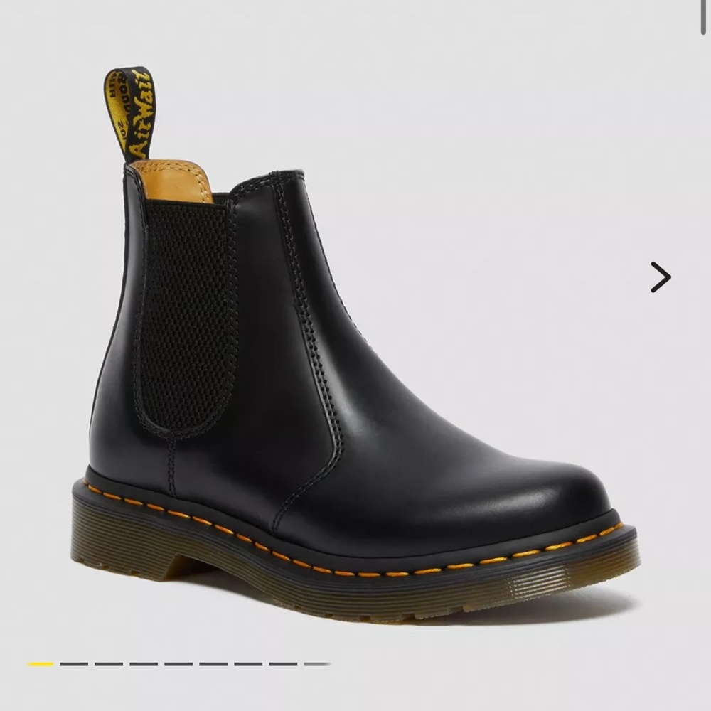 DR. MARTEN WOMEN'S SMOOTH LEATHER CHELSEA BOOTS